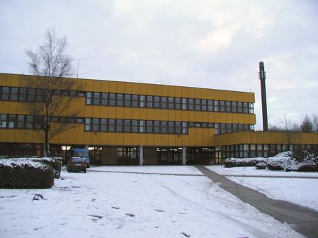 P2054962c.JPG - Schule Front - Winter